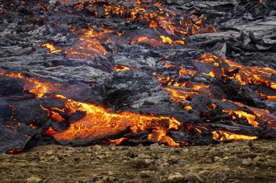 La lava mana de una cúpula formando un pequeño valle y se acumula en la cuenca, transformándose poco a poco en negro basalto a medida que se enfría. (Foto Prensa Libre: AFP)