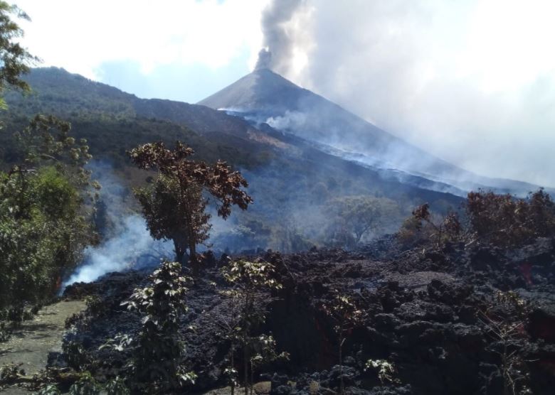 Conred continúa la vigilancia del flujo de lava vía terrestre y con drones. (Foto Prensa Libre: Conred)