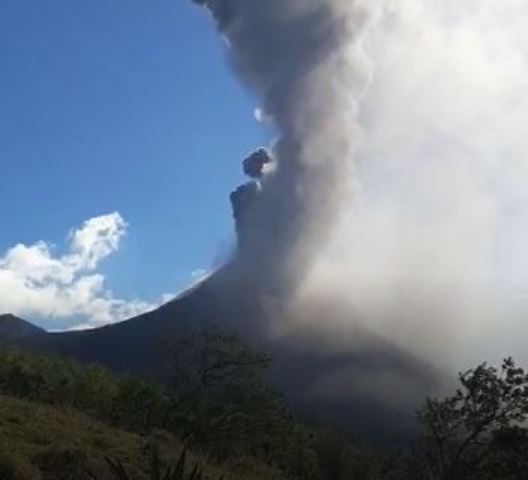 Volcán Pacaya vuelve a incrementar su actividad y así puede ver la erupción en tiempo real