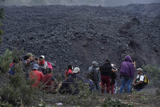 Grupos se reúnen para ver ríos de lava del Pacaya. (Foto: Esbin García)