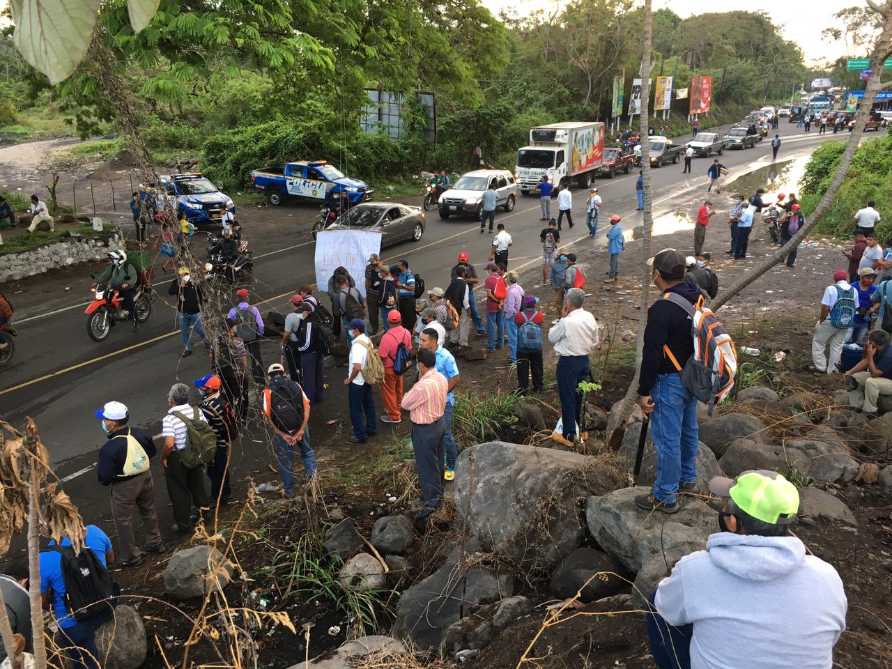 Militares retirados bloquean el paso de vehículos en el km 178 de la ruta a suroccidente, El Zarco, Retalhuleu. (Foto Prensa Libre: Cortesía)