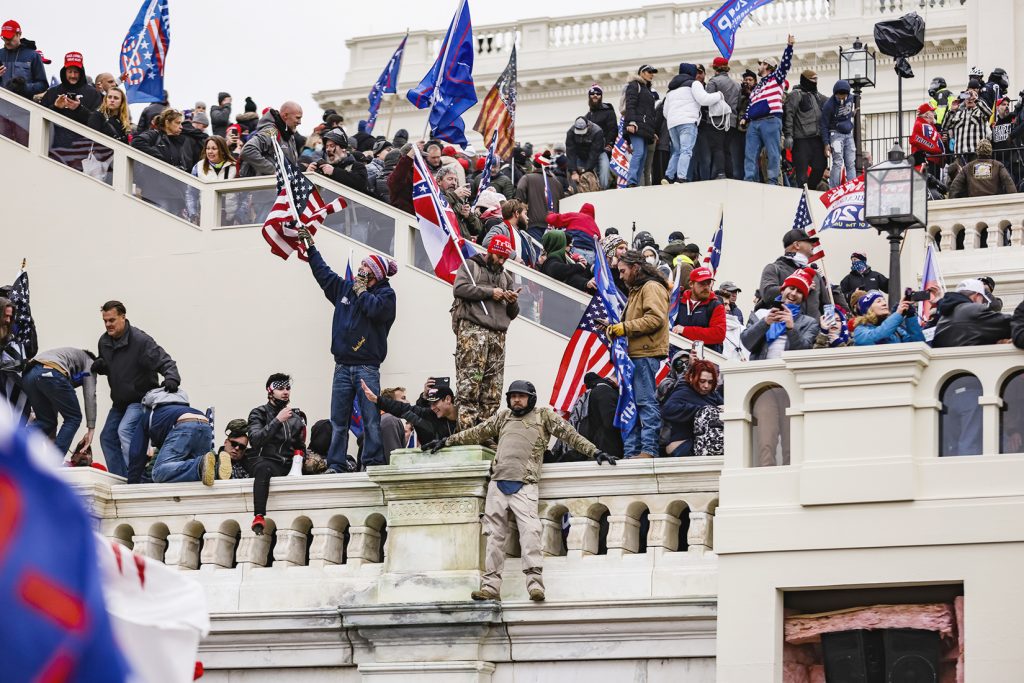 Las autoridades van tras las personas que irrumpieron en el Capitolio alentados por Trump en enero último. (Foto: Hemeroteca PL)