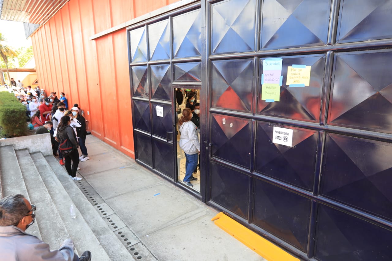 Salubristas y personas de la tercera edad buscan vacunarse en una campaña llena de confusiones. (Foto Prensa Libre: Byron García)