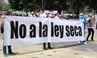 Los meseros se oponen a las restricciones y que se ponga fin a la Ley Seca. (Foto Prensa Libre: Élmer Vargas)