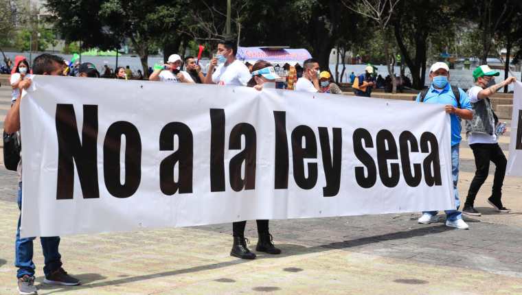 Los meseros se oponen a las restricciones y que se ponga fin a la Ley Seca. (Foto Prensa Libre: Élmer Vargas)