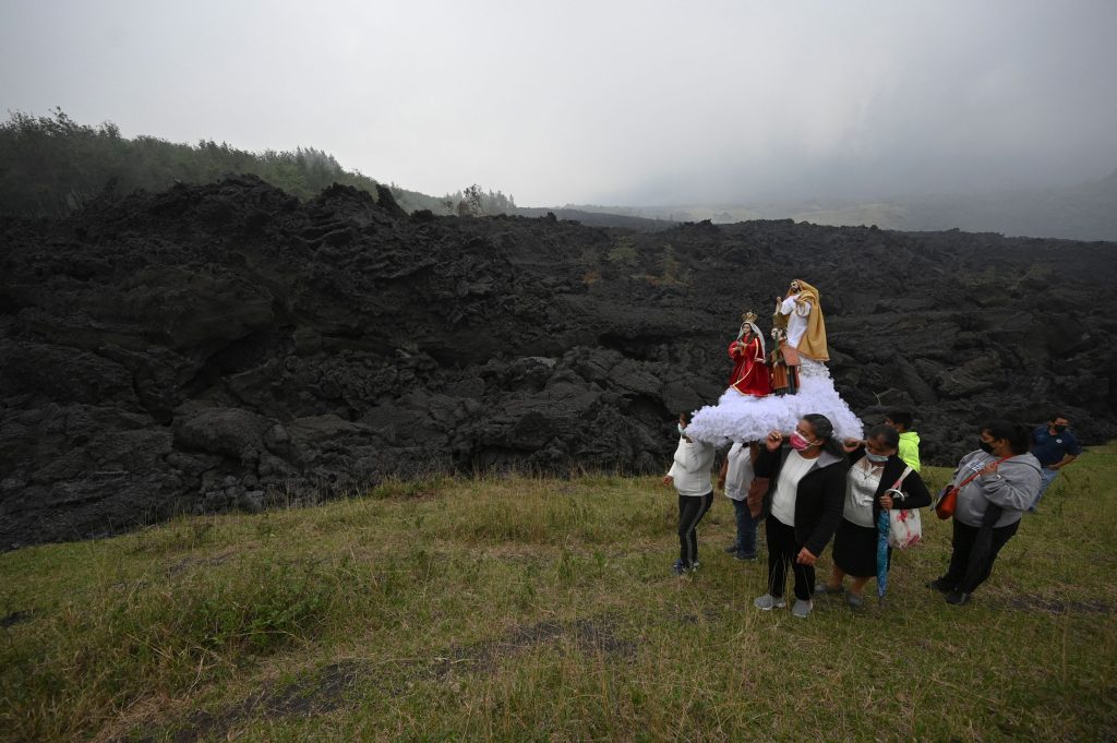 “Pedimos al Señor que nos ayude”: plegarias y procesiones para aplacar la ira del Volcán de Pacaya