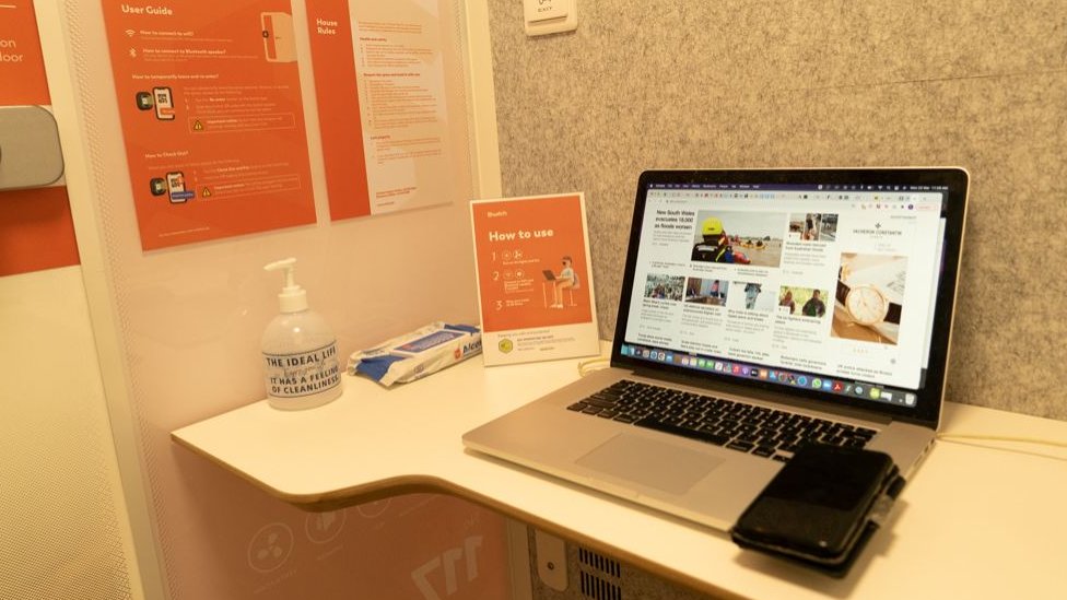 La cabinas vienen completas con gel y toallas antisépticas.