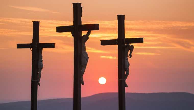 Dentro de la tradición cristiana, Jesús murió crucificado.