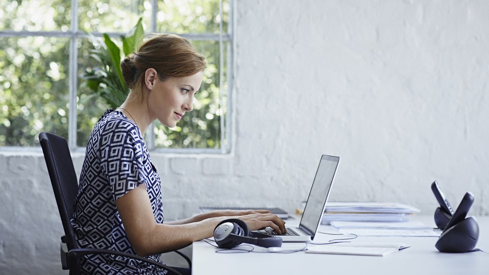 ¿Cuánto tiempo pasas al día sentado o sentada trabajando?