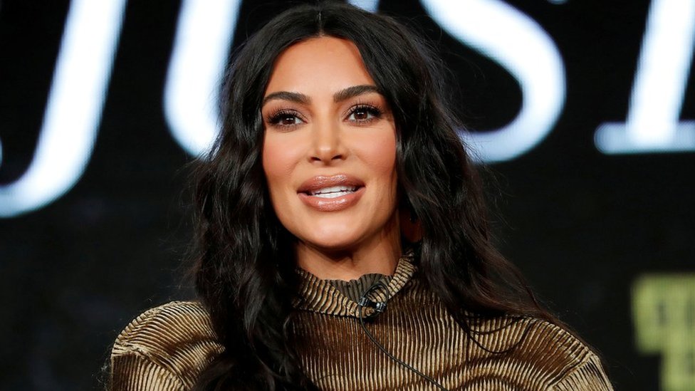 Kim Kardashian es oficialmente milimillonaria, según Forbes.