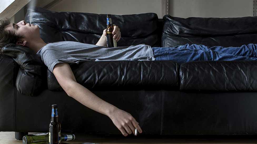 Por qué las consecuencias de llevar una vida sedentaria son “comparables con las de fumar”