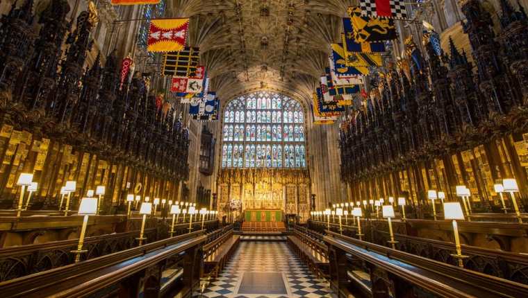 Reyes, reinas, príncipes y princesas son enterrados en la cripta real de la capilla de San Jorge en el castillo de Windsor.