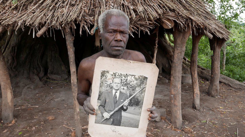 El príncipe Felipe le escribió a los pobladores de Tanna durante años y les envió fotografías suyas.