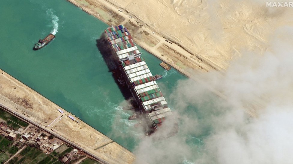 El carguero Ever Given, de 400 metros de largo, quedó varado en diagonal en el canal de Suez el 23 de marzo durante casi una semana, lo que provocó el bloqueo de una de las principales rutas marítimas comerciales del mundo. (GETTY IMAGES)