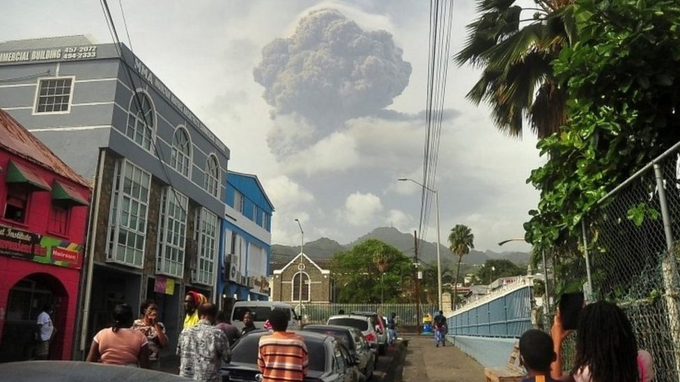 Miles de personas han dejado sus hogares por la erupción.