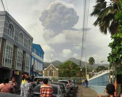 Erupción del volcán La Soufriere: “Tenemos más ceniza que agua”, el primer ministro de San Vicente le relata a BBC Mundo la desesperación en la isla caribeña