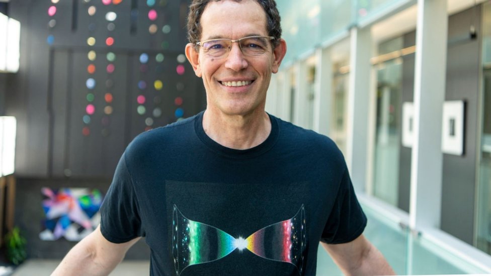 El dibujo de la camiseta de Turok muestra la versión del Big Bang que él propone, con la formación de un "universo espejo". CORTESÍA