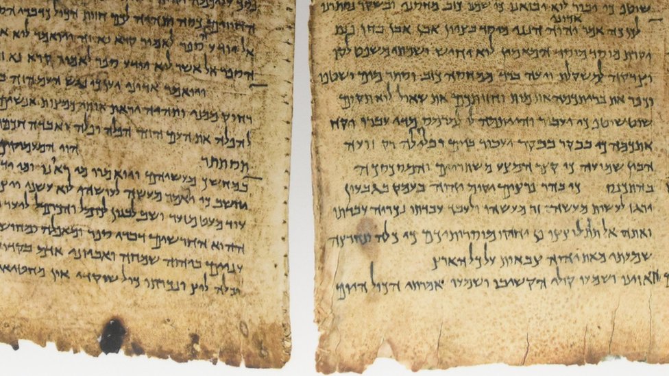 Los Rollos del Mar Muerto son más de 900 manuscritos, la mayoría escritos en hebreo, que sirven de testimonio de los textos bíblicos más antiguos que se conozcan. (GETTY IMAGES)