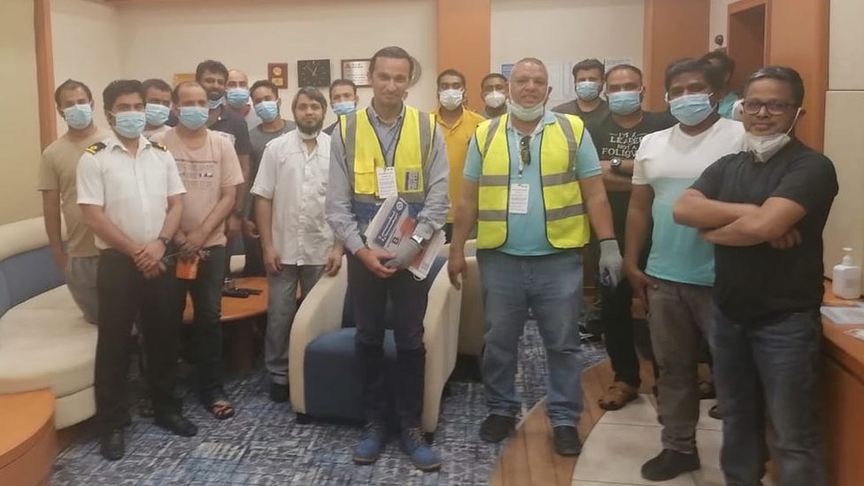 Representantes de la Federación Internacional de Trabajadores del Transporte (ITF) abordaron el domingo el Ever Given para comprobar la salud y el bienestar de la tripulación.