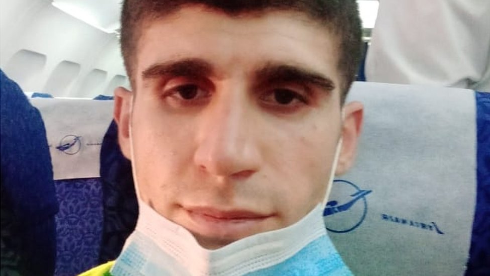 Mohammed Aisha en el avión que finalmente lo devolvió a su hogar.