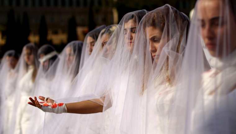 Activistas de la ONG Abaad (Dimensiones) en el Líbano protestaron contra la ley que permitía a un violador ser exonerado si se casaba con su víctima. La norma fue derogada en ese país en 2017.