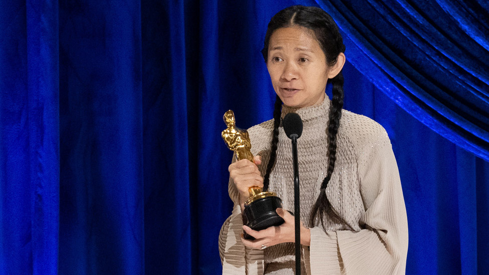 Chloe Zhao obtuvo el premio en la categoría mejor director.