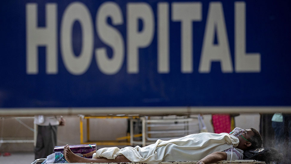 Los hospitales en India están al borde del colapso.