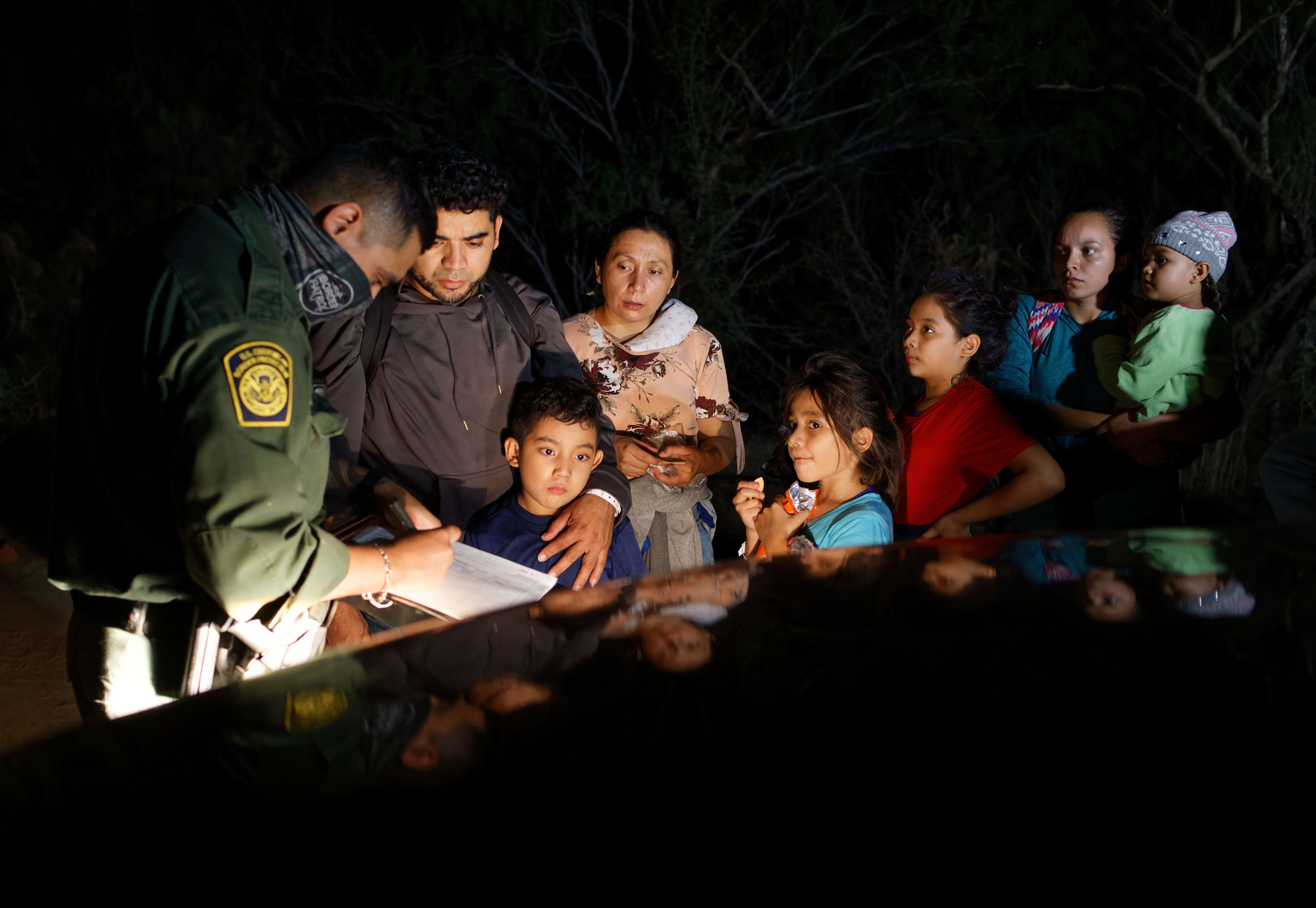 Un grupo de migrantes, entre ellos varios menores de edad, cruzan el Rio Bravo en Texas. (Foto Prensa Libre: AFP)