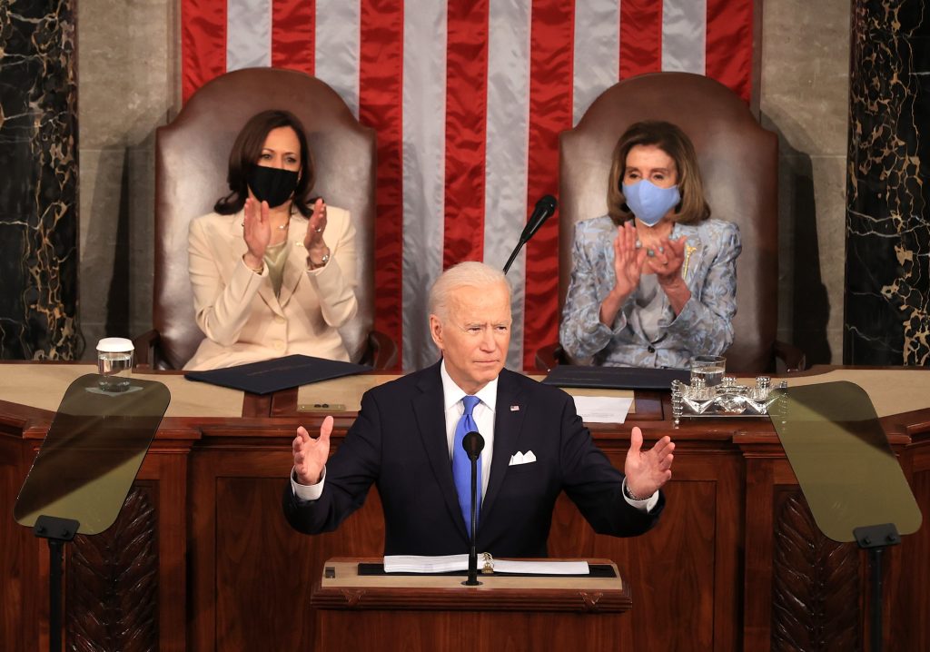 El presidente Joe Biden habla ante el Congreso sobre los avances logrados en sus primeros cien días de gobierno. (Foto Prensa Libre: EFE)