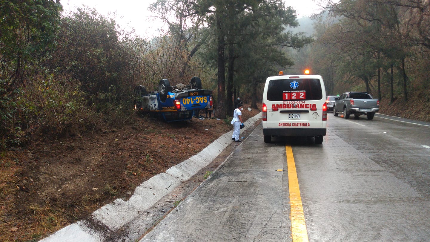 Vehículo policial derrapó por lo majado del asfalto, dijeron socorristas. (Foto: Bomberos Voluntarios de Antigua Guatemala)