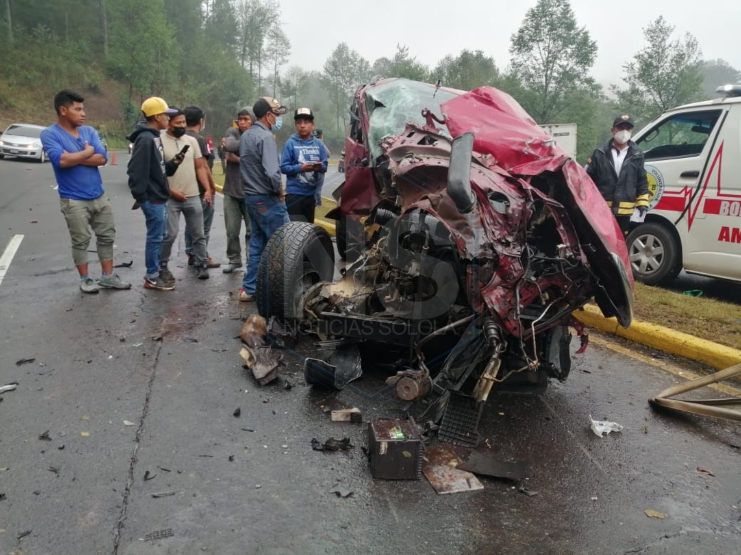 El picop en el que viajaba Lorenzo Ábner Tzoc Carrillo, de 11 años, quedó destruido en el kilometro 158 de la ruta Interamericana, Nahualá, Sololá. (Foto Prensa Libre: Tomada de Noticias Sololá)