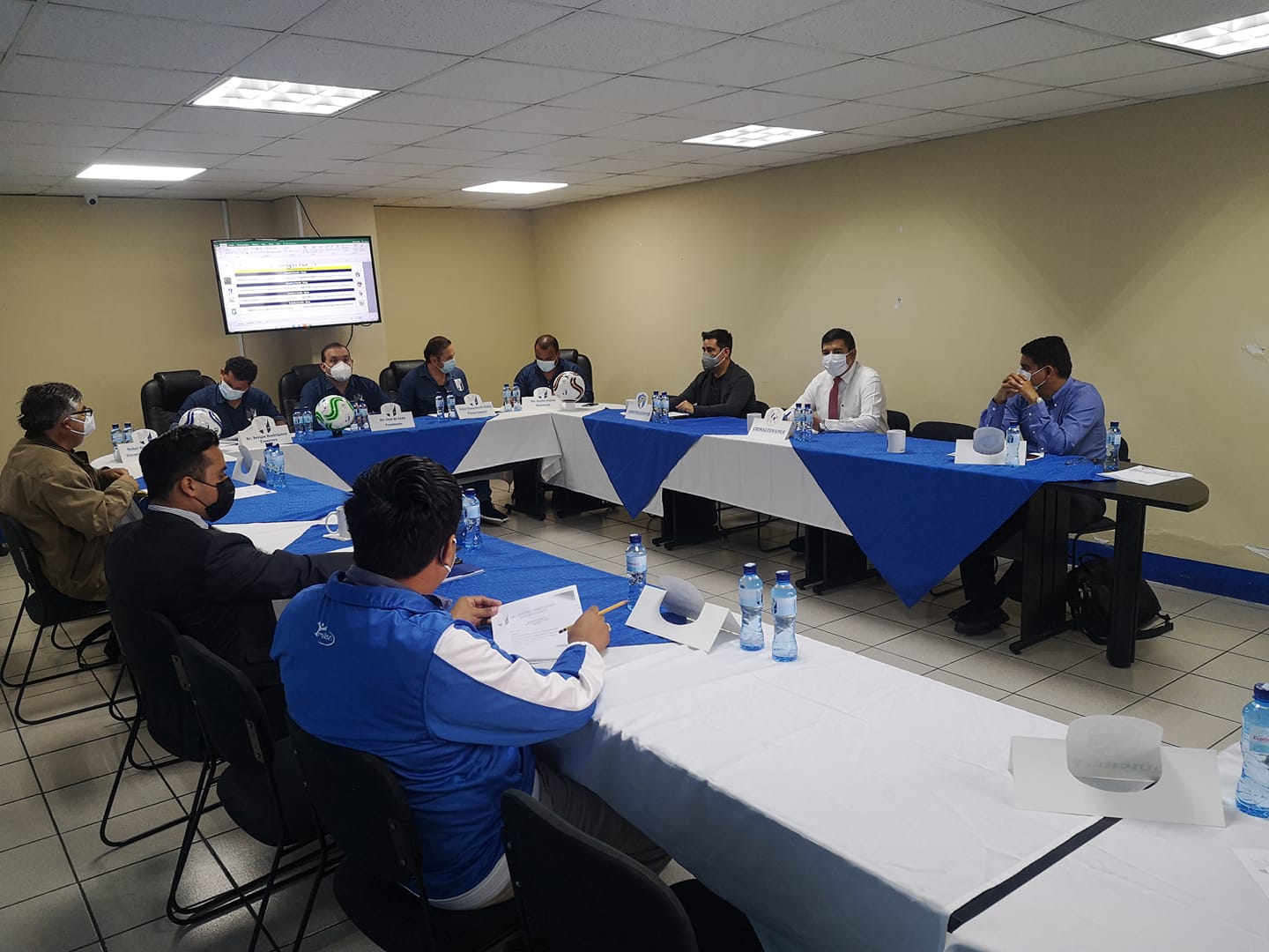Autoridades de la Primera División y representantes de los equipos se reunieron este 19 de abril. Foto Prensa Libre: Liga Primera División.
