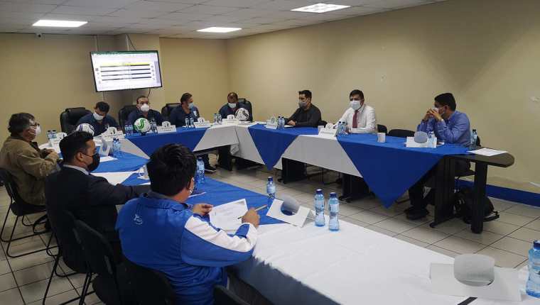 Autoridades de la Primera División y representantes de los equipos se reunieron este 19 de abril. Foto Prensa Libre: Liga Primera División.