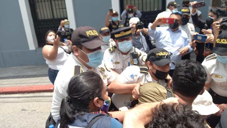 Los manifestantes intentan avanzar por el cerco policial, instalado frente al Congreso. (Foto Prensa Libre: Esbin García)