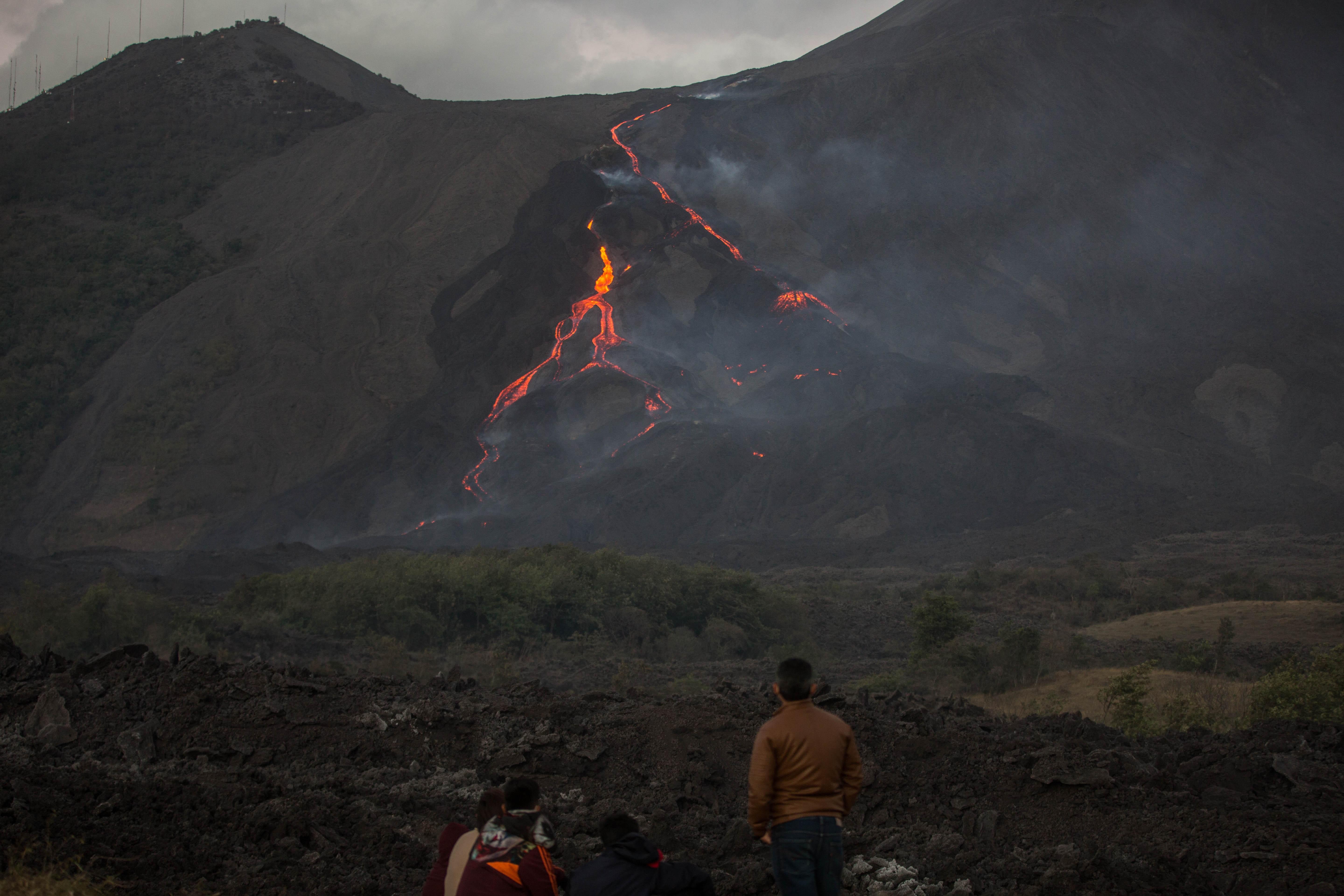 El volcán de Pacaya acumula casi dos meses de reportar actividad alta. (Foto Prensa Libre: Efe)