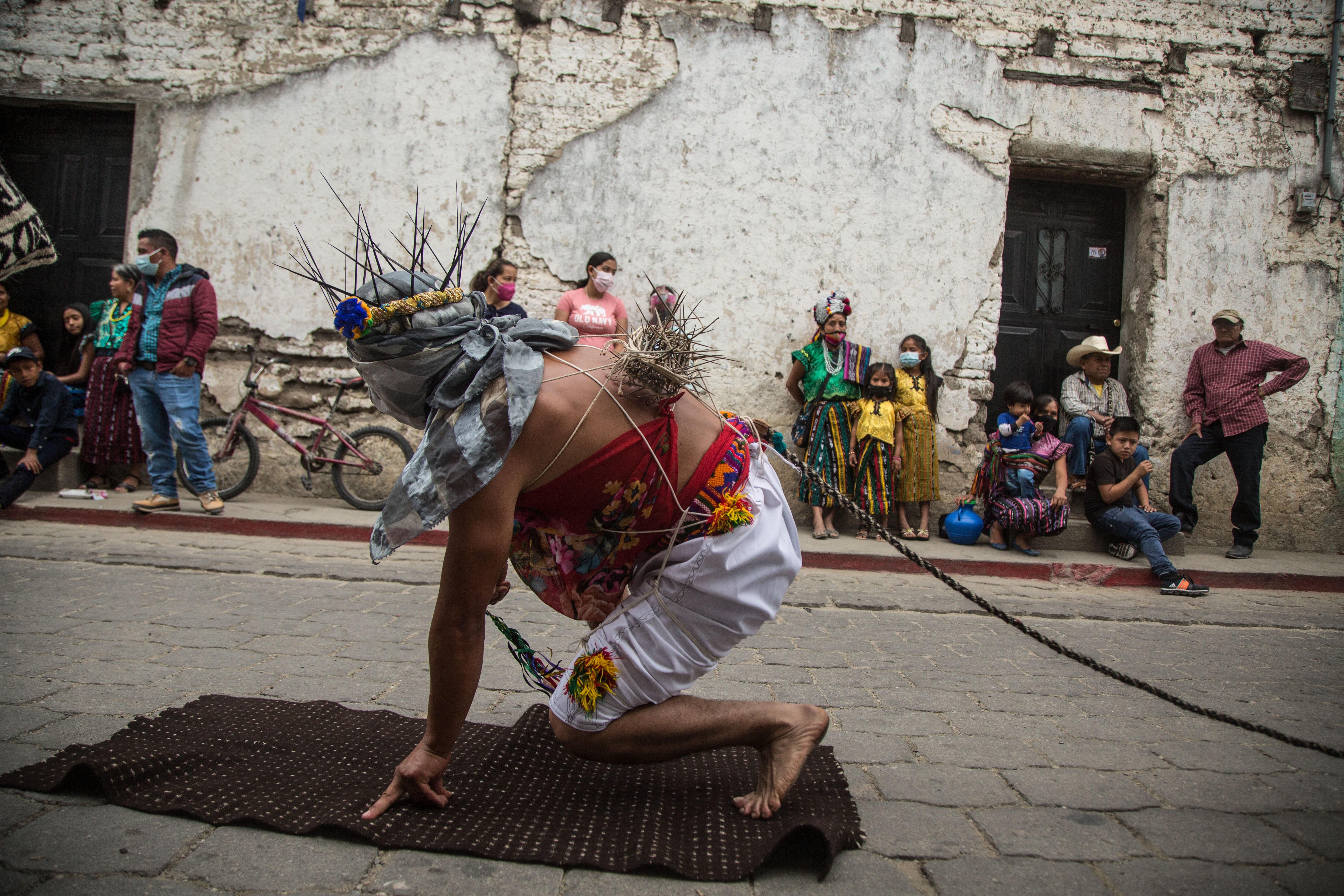  La tradición de los "gateadores" se realiza el Viernes Santo, en el municipio de San Andrés Sajcabaja, en  Quiché. (Foto Prensa Libre: EFE)