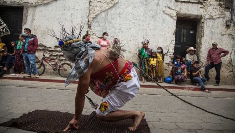  La tradición de los "gateadores" se realiza el Viernes Santo, en el municipio de San Andrés Sajcabaja, en  Quiché. (Foto Prensa Libre: EFE)