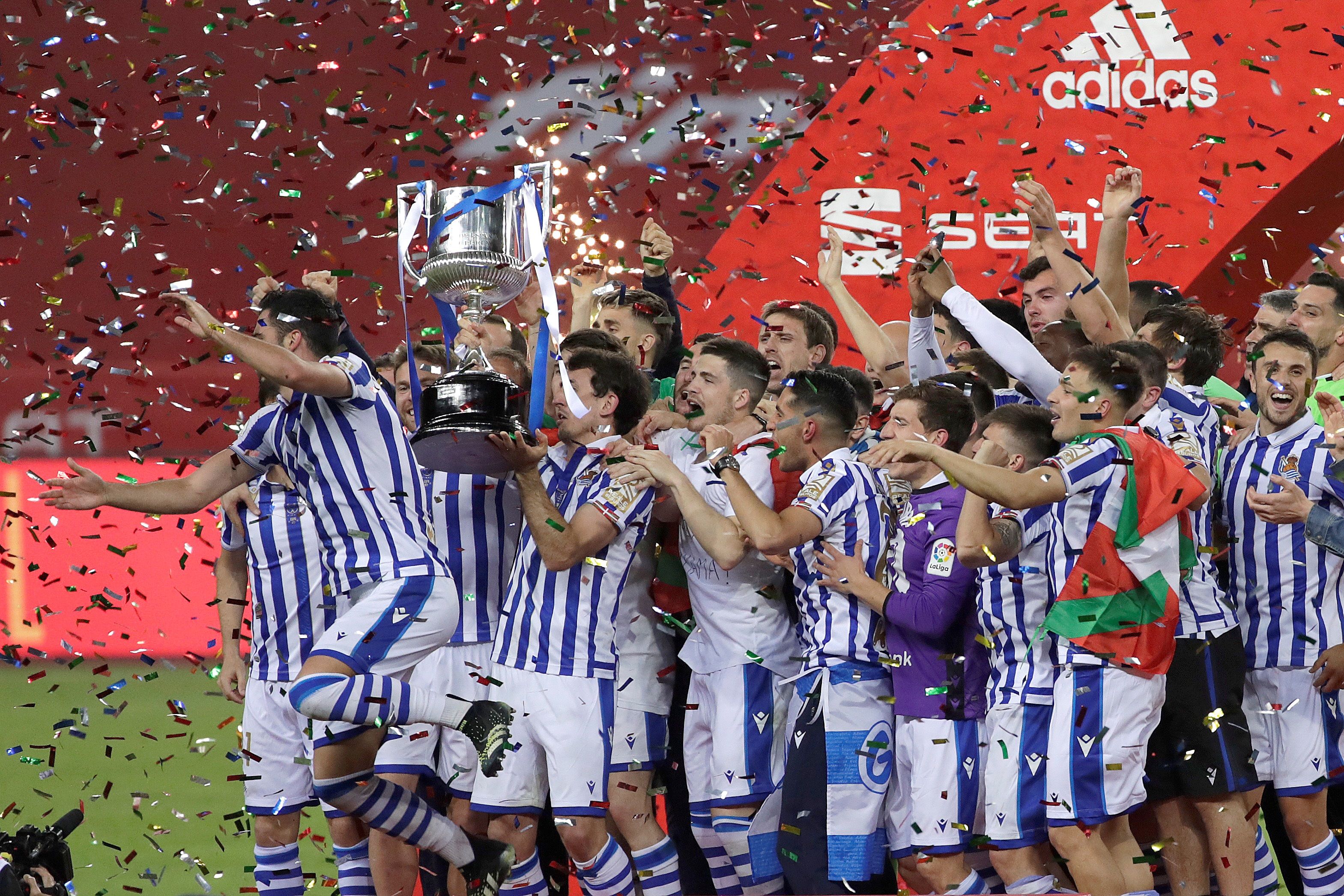 Los jugadores de la Real Sociedad celebran la victoria ante el Athletic Club, al término de la final de la Copa del Rey de fútbol disputada este sábado en el estadio de La Cartuja, en Sevilla. (Foto Prensa Libre: EFE).