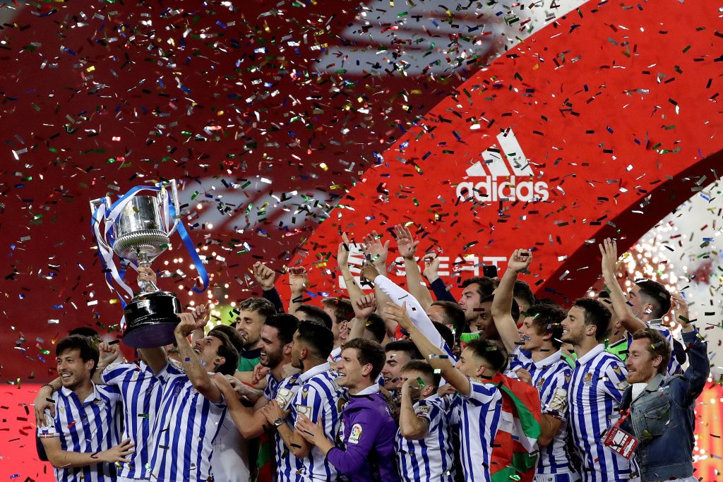 GRAF7077. SEVILLA, 03/04/2021.- Los jugadores de la Real Sociedad celebran su victoria ante el Athletic Club, al término de la final de la Copa del Rey de fútbol disputada este sábado en el estadio de La Cartuja, en Sevilla. EFE/Julio Muñoz
