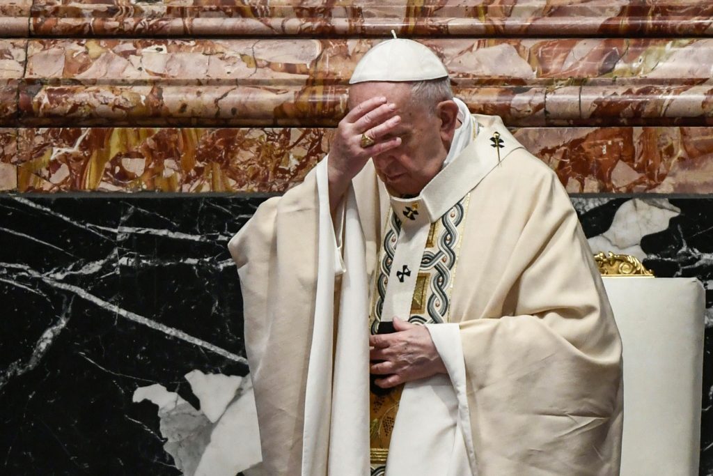 El papa Francisco recordó en el Vaticano que la vacuna es una "herramienta social" para frenar el coronavirus. (Foto Prensa Libre: EFE)