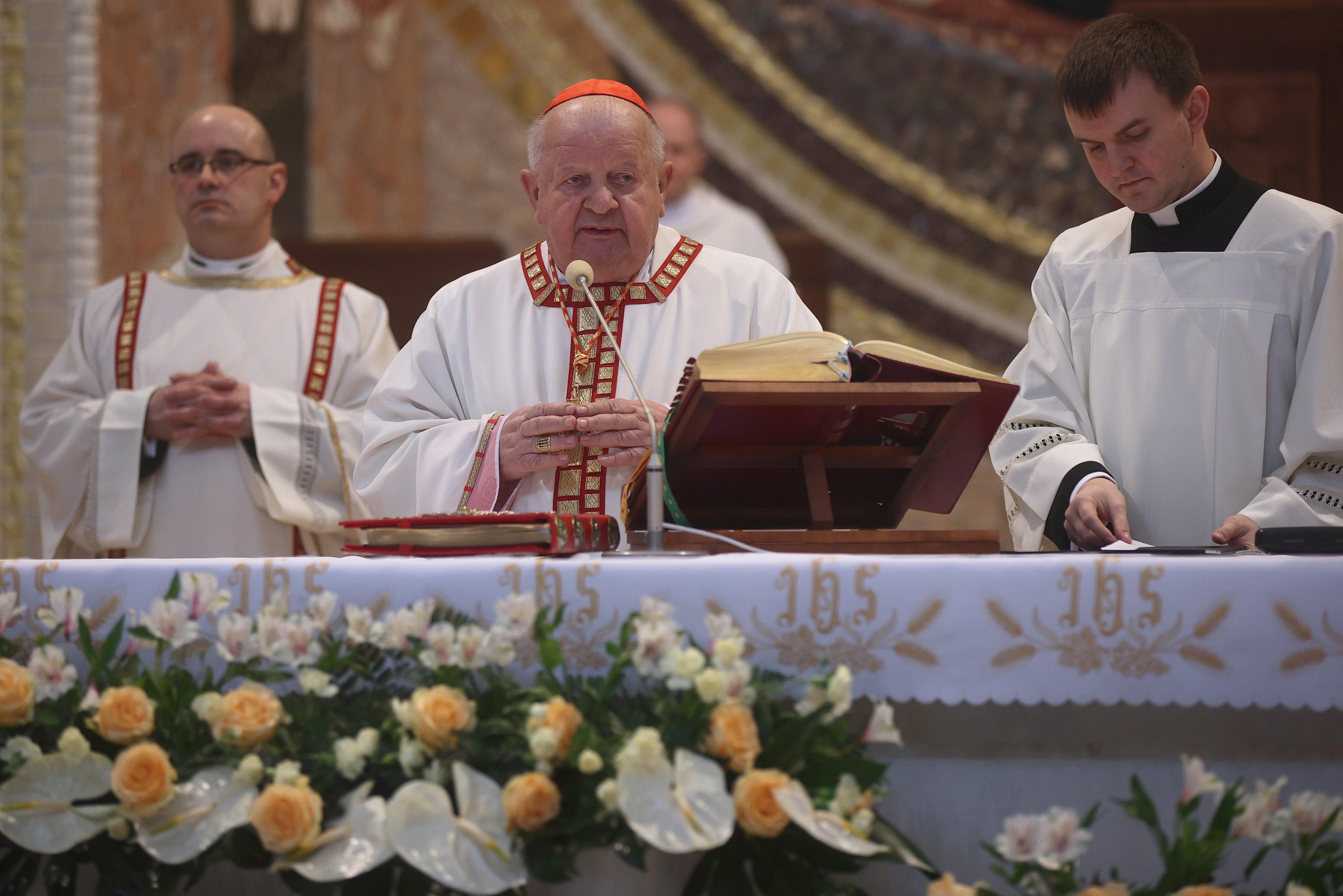 El cardenal Stanislaw Dziwisz (centro) preside una misa en Polonia, en abril pasado. (Foto Prensa Libre: EFE)