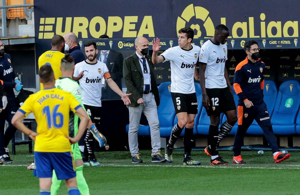 Jugadores del Valencia abandonan brevemente la cancha en Cádiz al denunciar insultos racistas