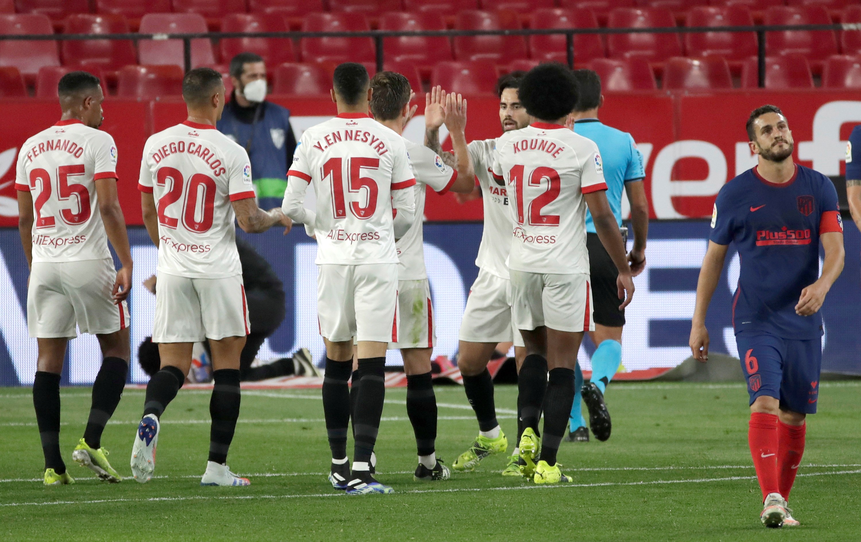 Los jugadores del Sevilla celebran tras marcar ante el Atlético de Madrid, durante el partido de Liga en Primera División  en el estadio Sánchez Pizjuán. (Foto Prena Libre: EFE).
