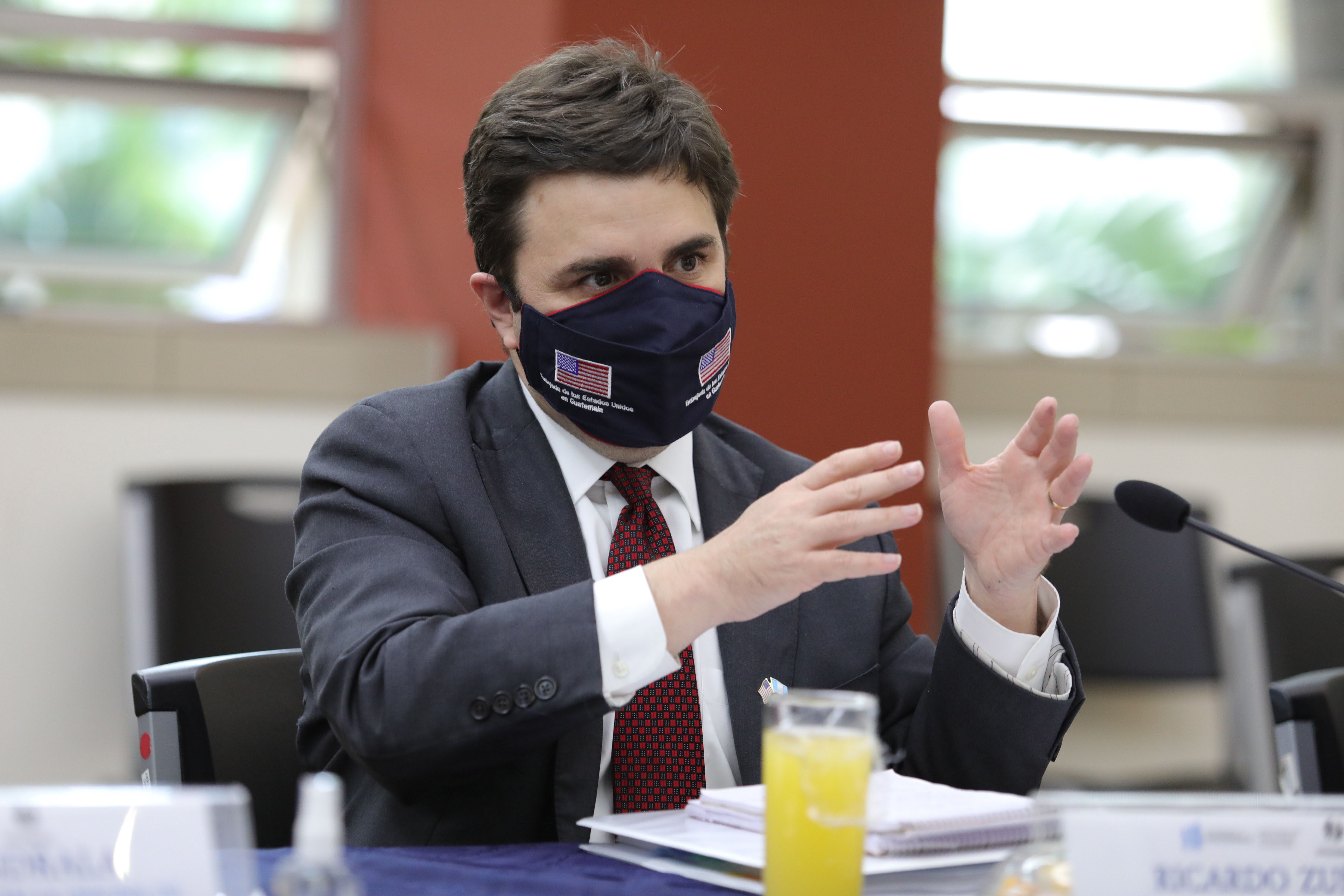 Ricardo Zúñiga, enviado de EE. UU.  para el Triángulo Norte de Centroamérica, durante una reunión en la Cancillería guatemalteca. (Foto Prensa Libre: EFE)