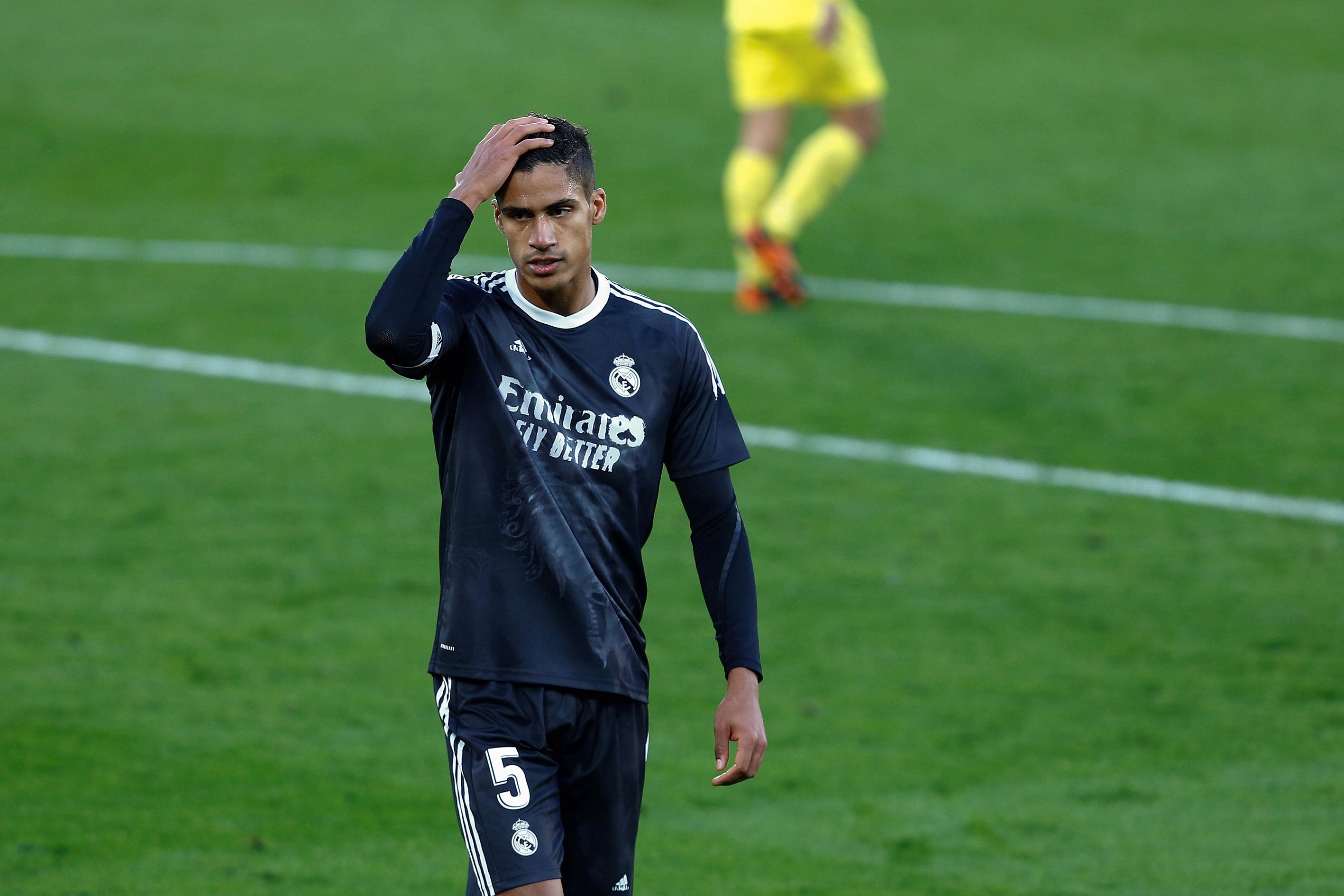Fotografía de archivo del pasado 21 de noviembre de 2020 que muestra al defensa francés del Real Madrid, Raphael Varane durante el partido de Liga contra el Villareal. Varane ha dado este martes positivo por coronavirus por lo que se perderá el choque contra el Liverpool de la Champions League y de La Liga contra el Barcelona. Foto Prensa Libre: EFE.