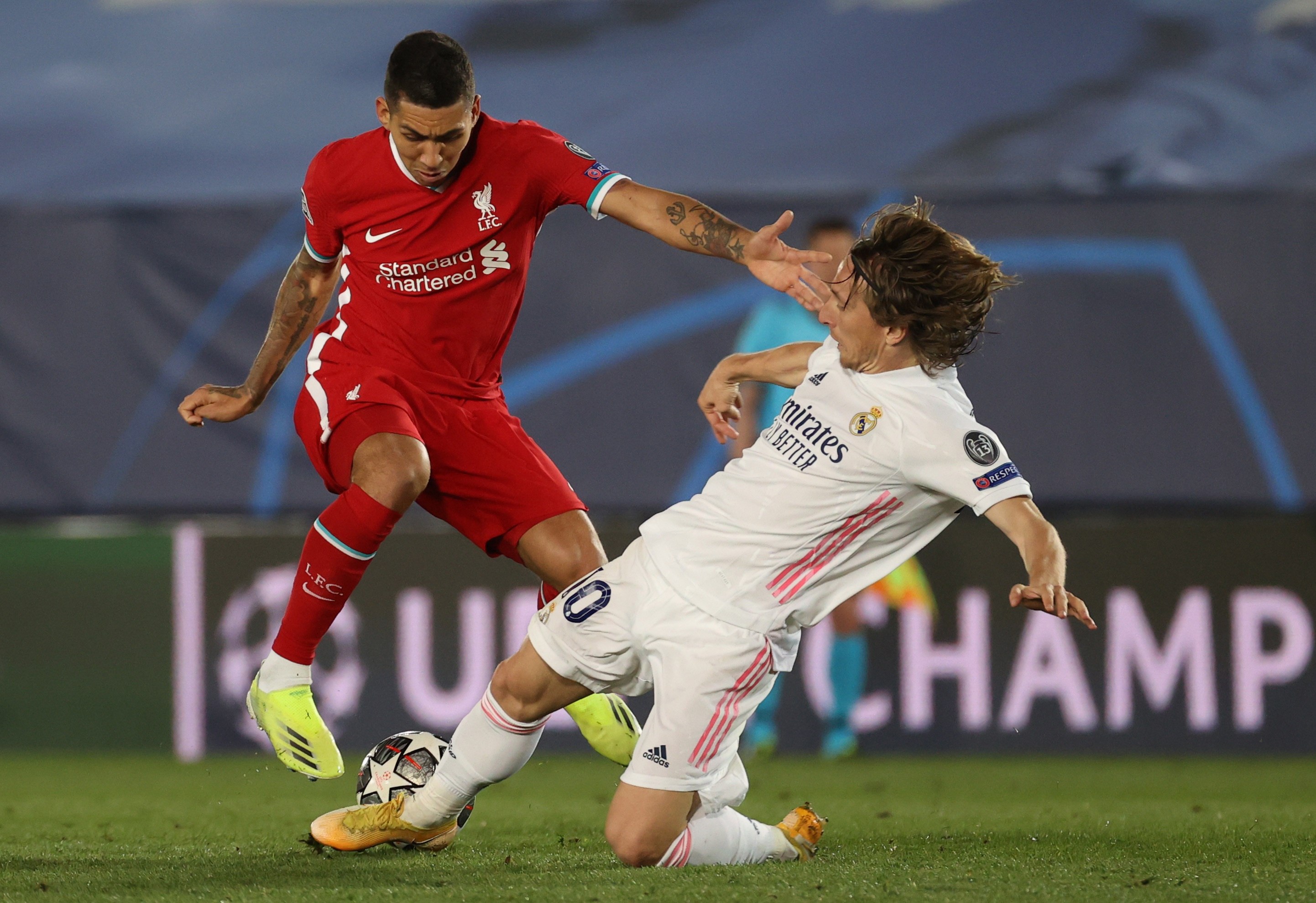 El centrocampista del Real Madrid Luka Modric pelea un balón con Roberto Firmino, del Liverpool, durante el partido de ida de los cuartos de final de Liga de Campeones. El 14 de abril jugarán el de vuelta. La ventaja es de 3-1 para los madridistas. Foto Prensa Libre: EFE.