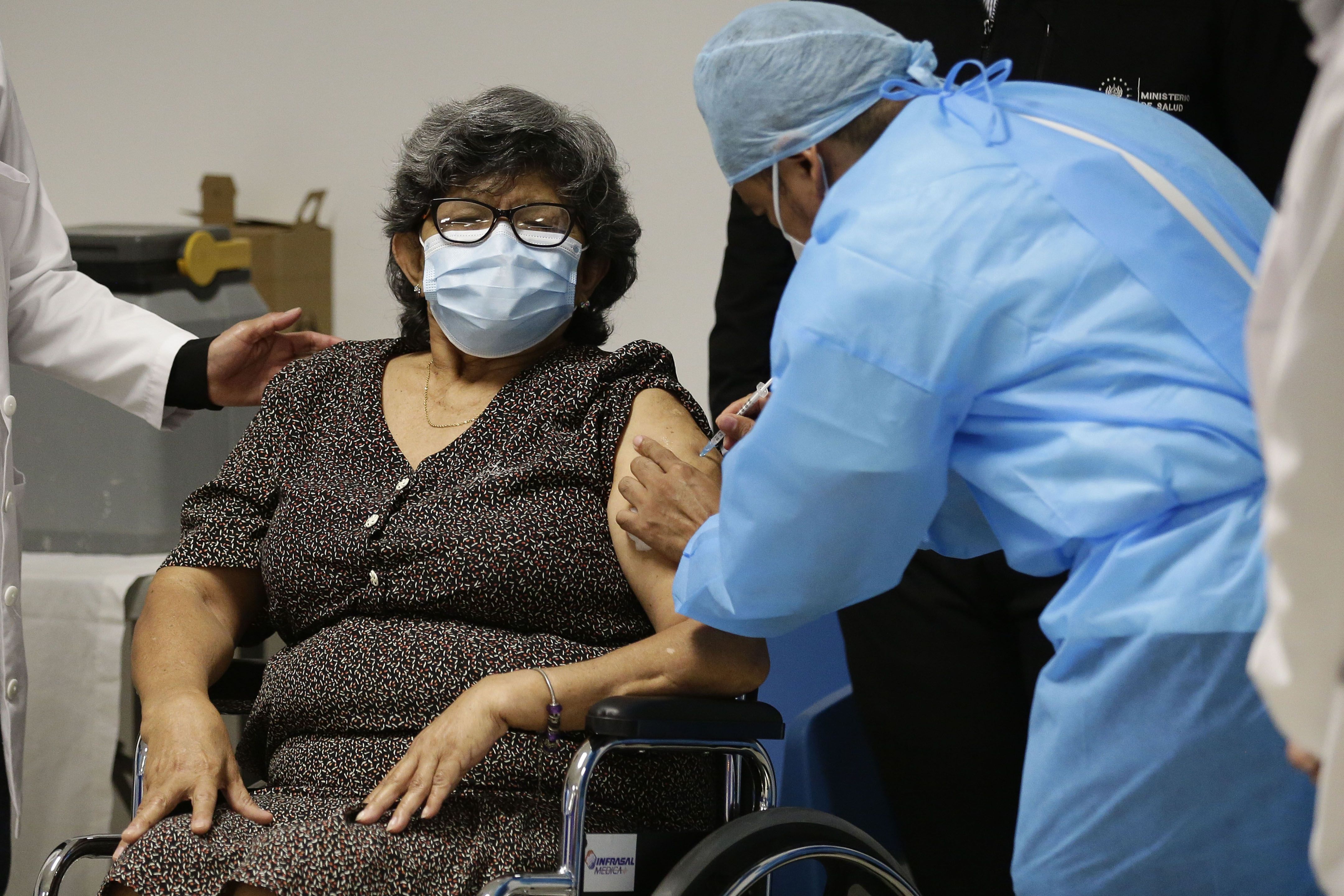 Proceso de vacunación en El Salvador. (Foto Prensa Libre: EFE)