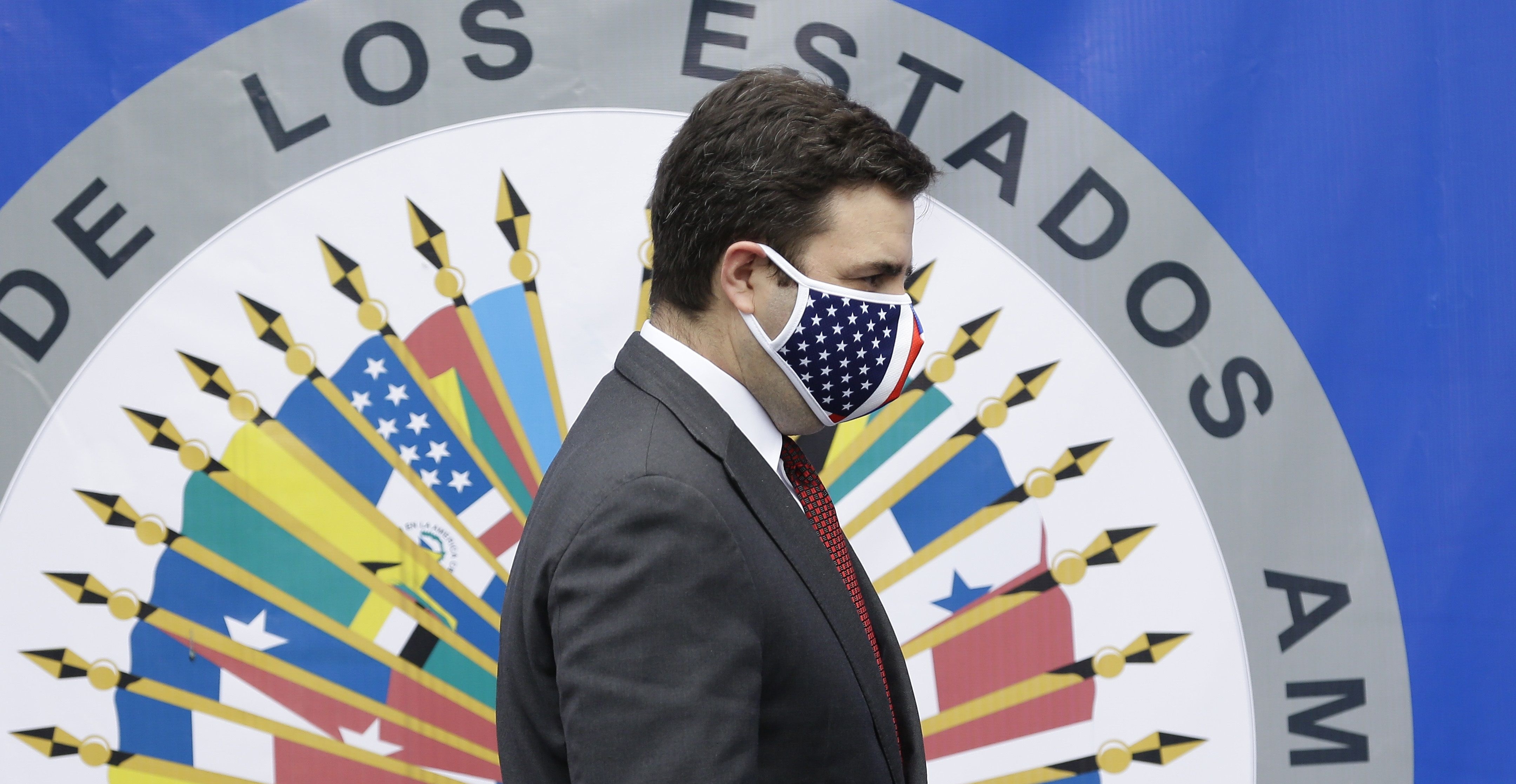 El enviado especial de Estados Unidos para el Triángulo Norte de Centroamérica, Ricardo Zúñiga, participa en una conferencia de prensa durante su visita a El Salvador. (Foto Prensa Libre: EFE)