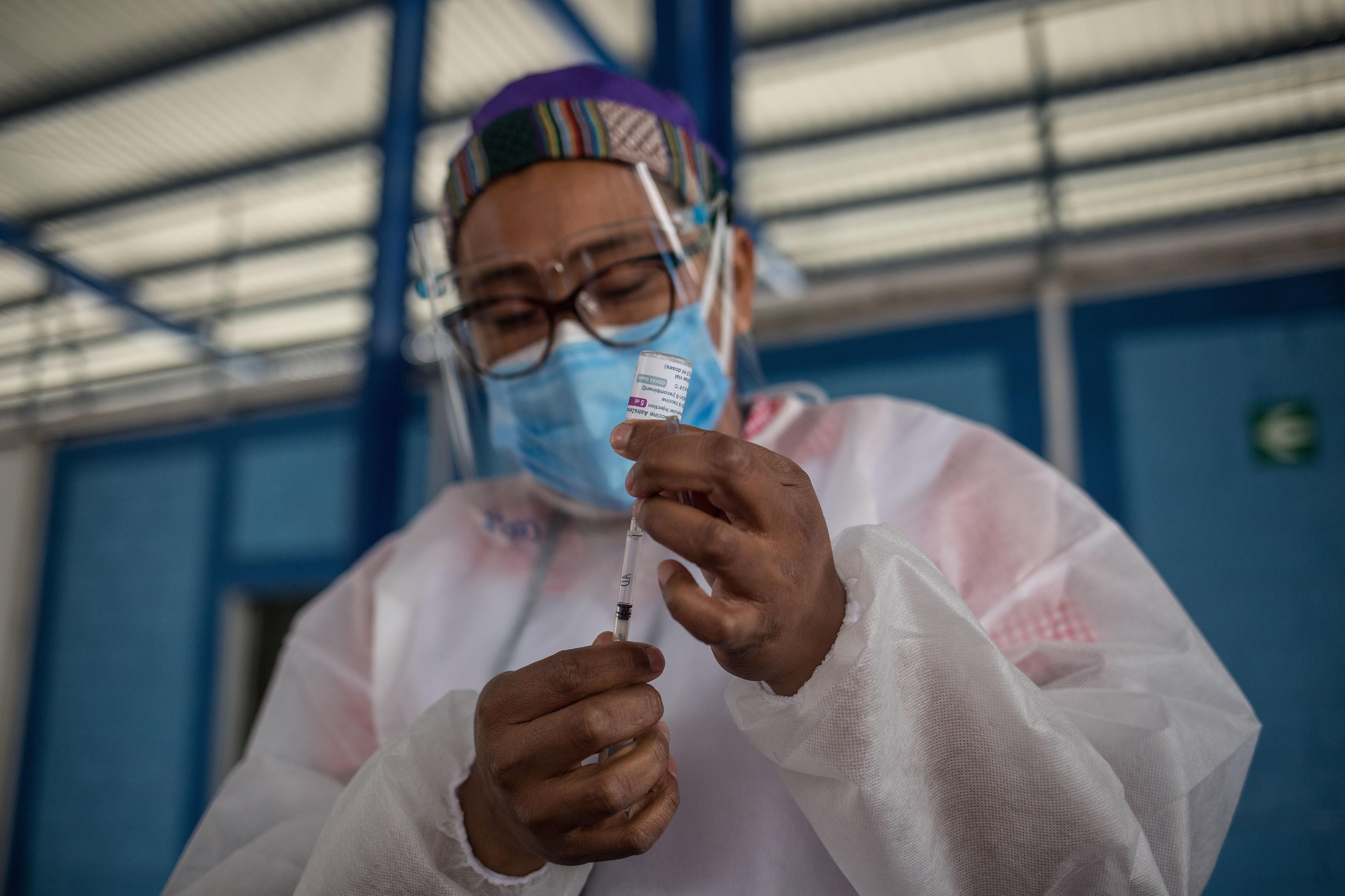 El proceso de vacunación avanza lento en Guatemala, aseguran expertos en temas de salud. (Foto Prensa Libre: EFE)