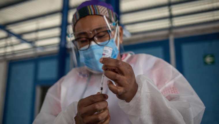 El proceso de vacunación avanza lento en Guatemala, aseguran expertos en temas de salud. (Foto Prensa Libre: EFE)